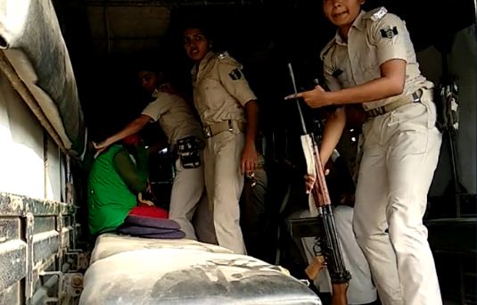 red light area me police ki raid 