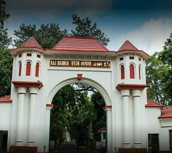 vigyaapan mai  truti se chhaatro  mai  naaraajgee  