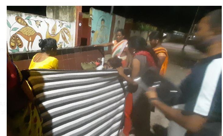 railway station per mahila ka surakchhit prasav 