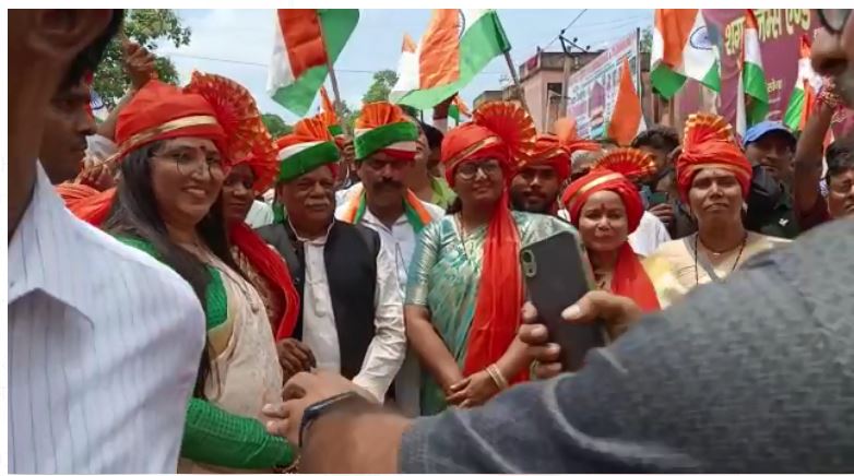 tirangaa yaatraa kaa pushpa varshaa ke saath swaagat 