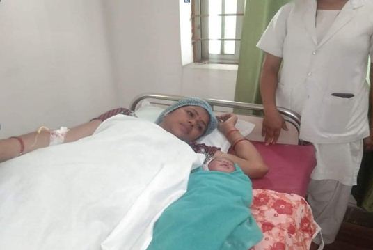 sarkaari hospital me mla ne diya bachche ko janm 