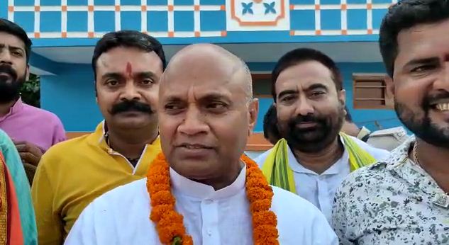 lalu ke aage natmastak huye nitish 