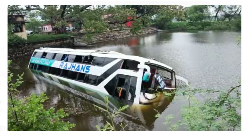 baal baal  bache sabhi bus yaatri 