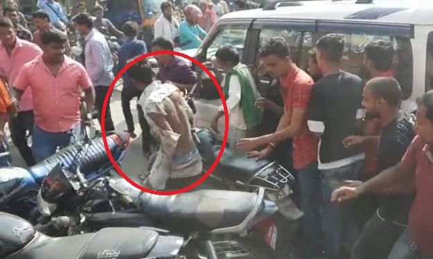 bheed ke hatthe chadha bike chor 