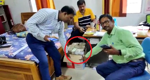 nigrani ke hatthe chadha ek aur ghuskhor 