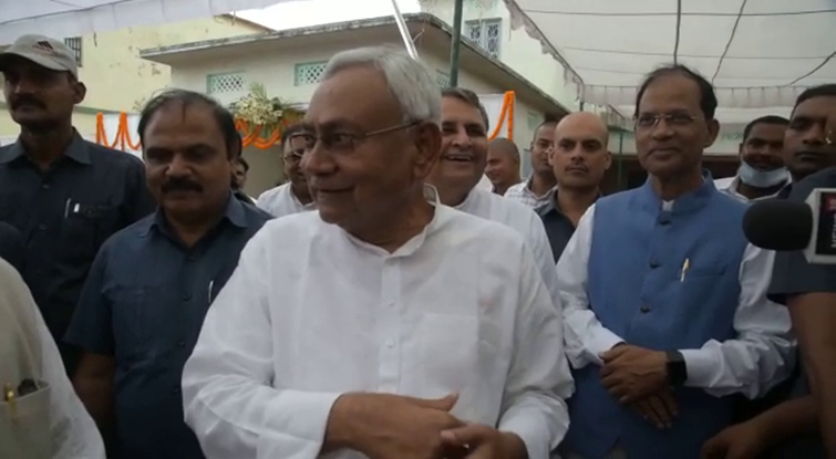 cm nitish ne sushil modi per kasa tanz. 