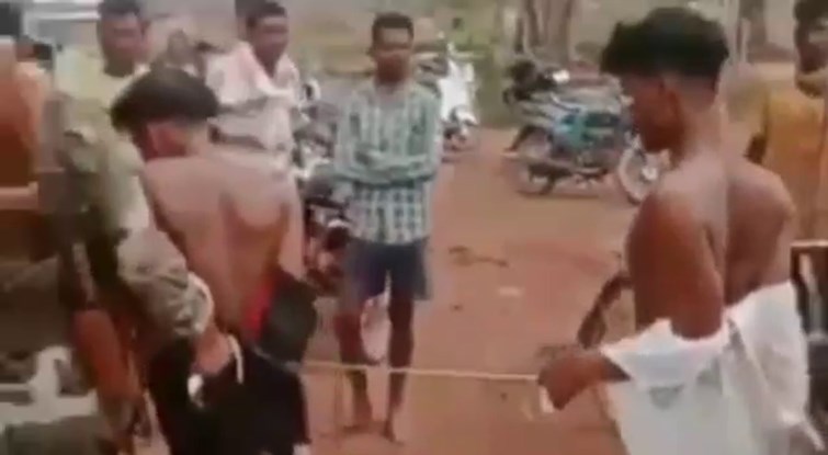 LOHARDAGA ME BHID NE THREE THIEF KI PITAIE KAR DI.