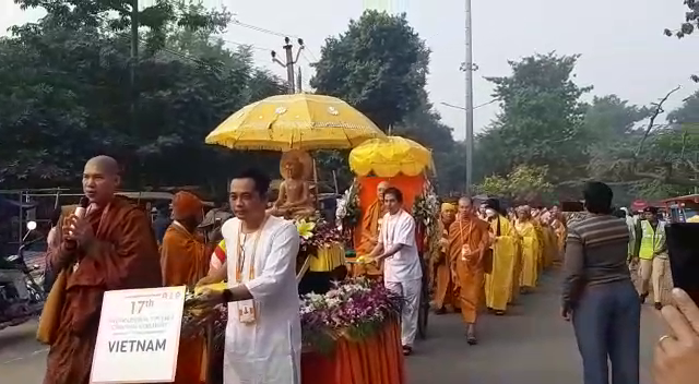 PHOTO KE JARIE BODHGAYA ME DIKHA DIFFRENT CULTURE.