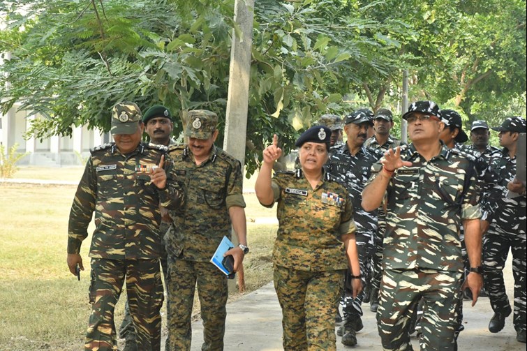 Nakshalio ka maand me crpf ki mahia ig