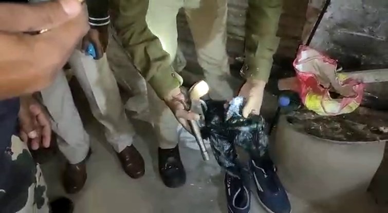beta jail me aur father ne khud ko mari goli 