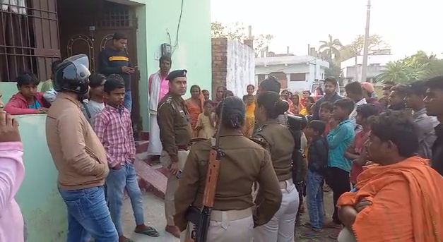 pattal vyavasayee se loota sona 