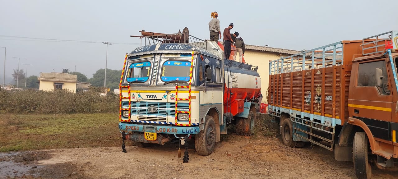 petrol tankar se nikli sharab ki dhara