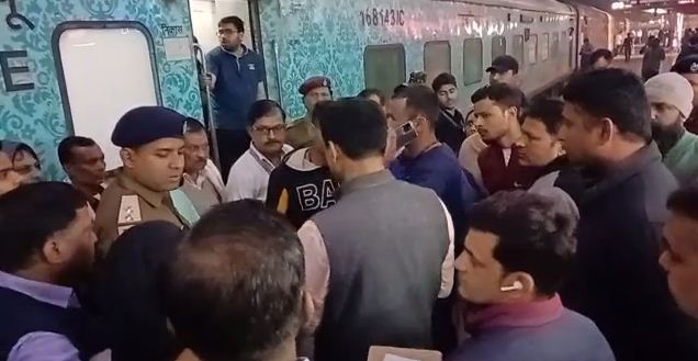 yuwti se chedkhani jawanon ko pada mahanga 