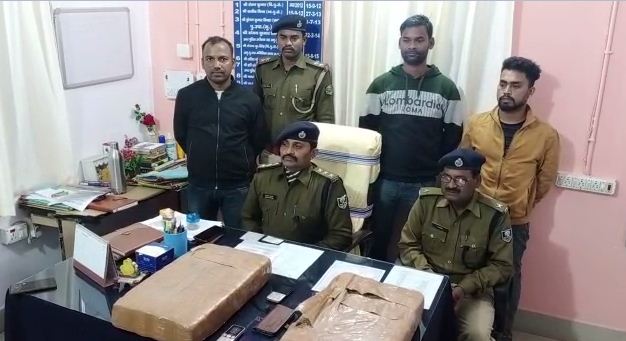 20 kilo ganja ke sath 4 dharayein 