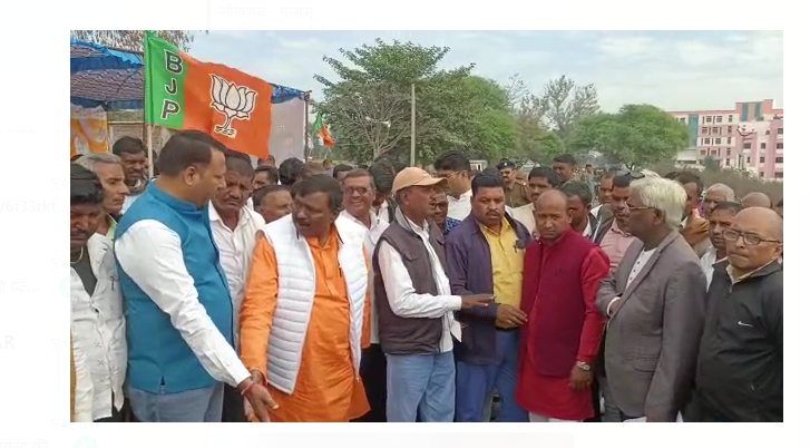 kharab sadak nirman per vidhayak ne diya dharna