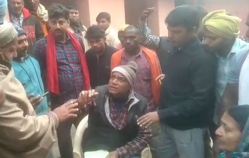 graminon ne karai head mastar ki chutti 