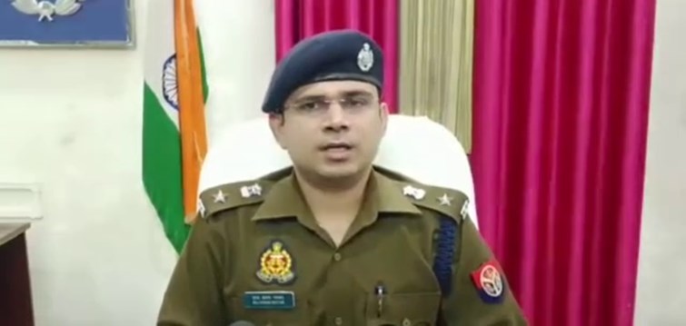 Sp ne three police  jawan ko kar diya suspend.
