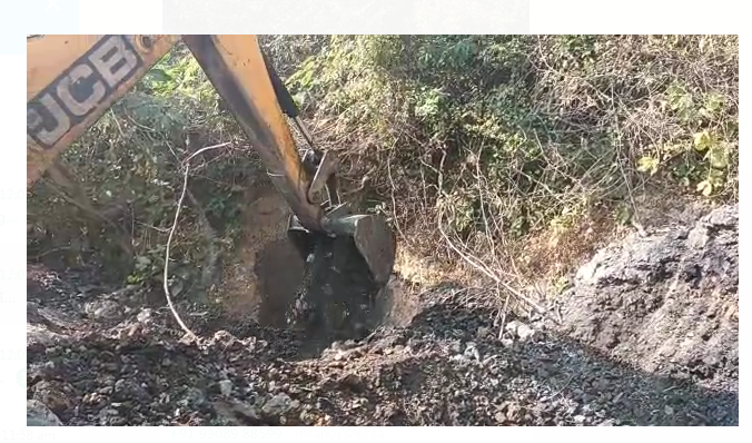 awaidh utkhanan ke virudh prashasan ka chala buldojar 