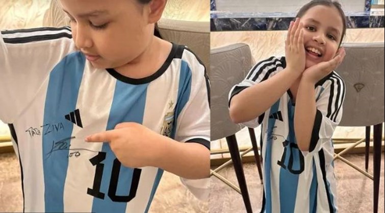dhoni ki beti ko mil a messi ka gift 