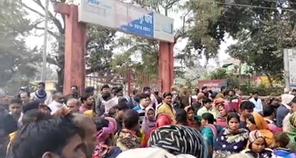a crowd of villagers sorrounded the cheria bariyarpur police station in begusarai.