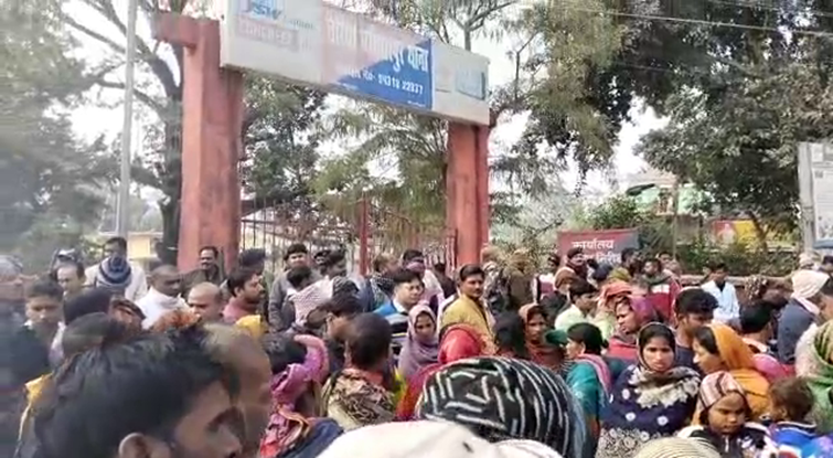 a crowd of villagers sorrounded the cheria bariyarpur police station in begusarai.