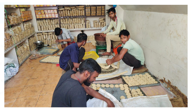 til ki saundhi khushbu se mahak raha baajaar 