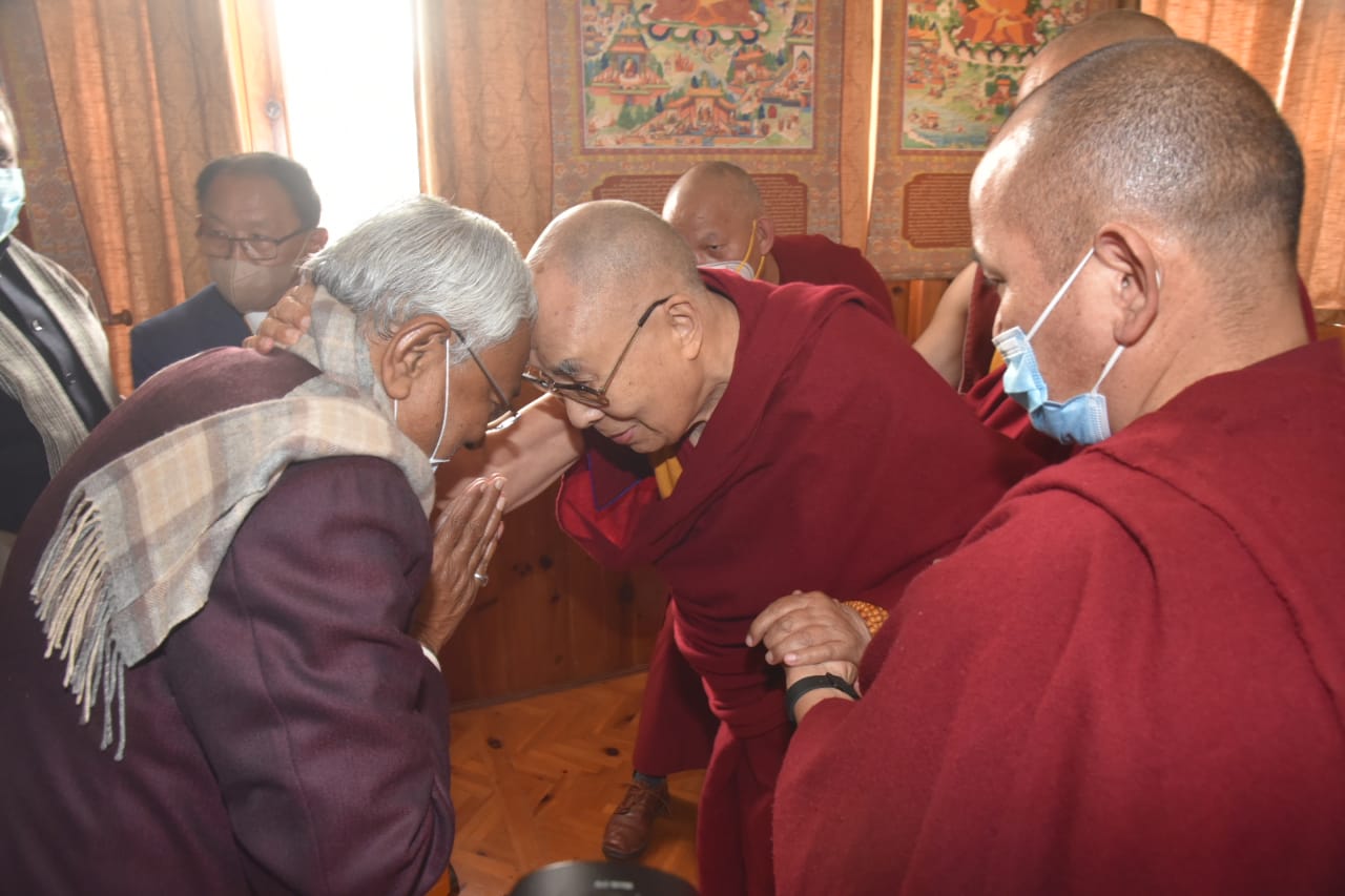 dalai lama se mile nitish