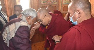 dalai lama se mile nitish 