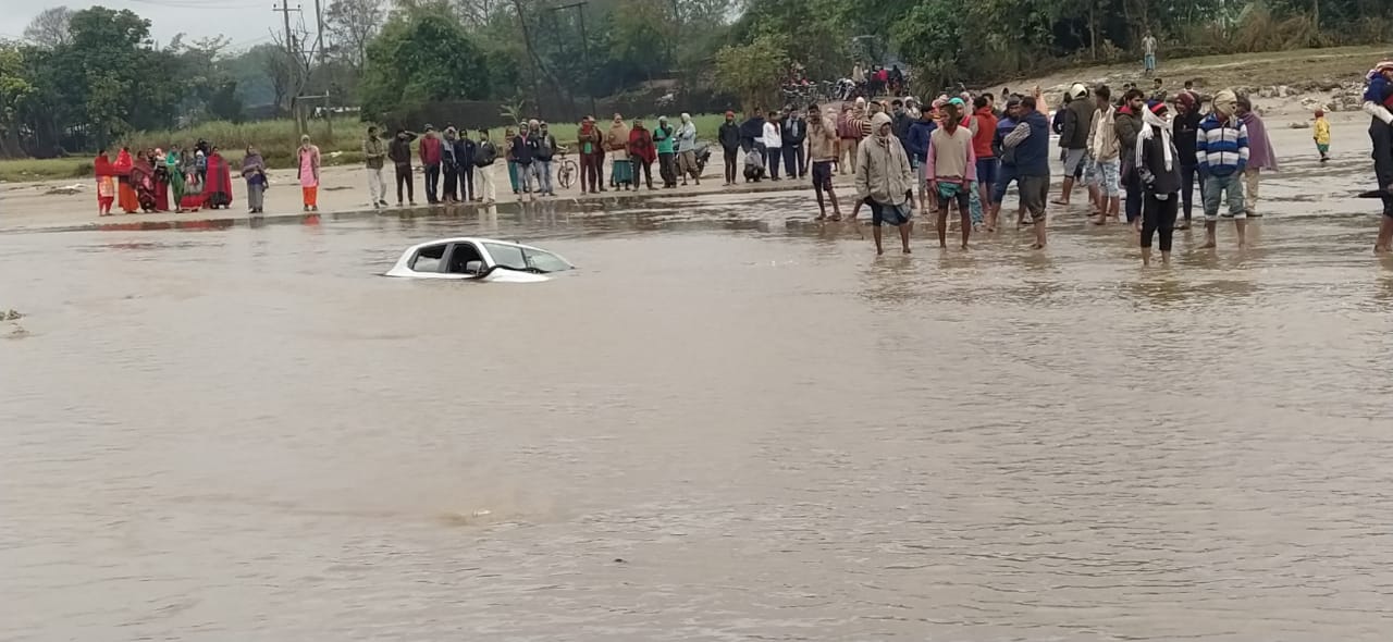 Shadi samaroh me ja rahi car river me dubi.machi afratafri