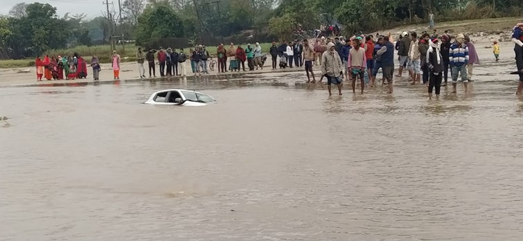 Shadi samaroh me ja rahi car river me dubi.machi afratafri
