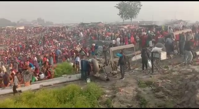 maghi purnima ke avsar me ganga snan ke lie umri bhid