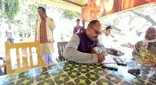 pistel ke bal par LADKI KA APHARAN 