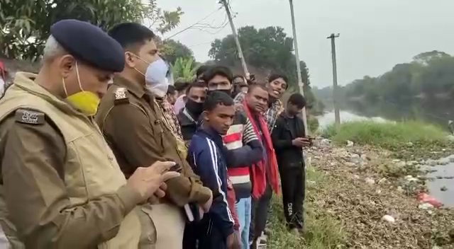 thana vicad me ghnto tak pani bhare gaddhe me para raha mahila ka body