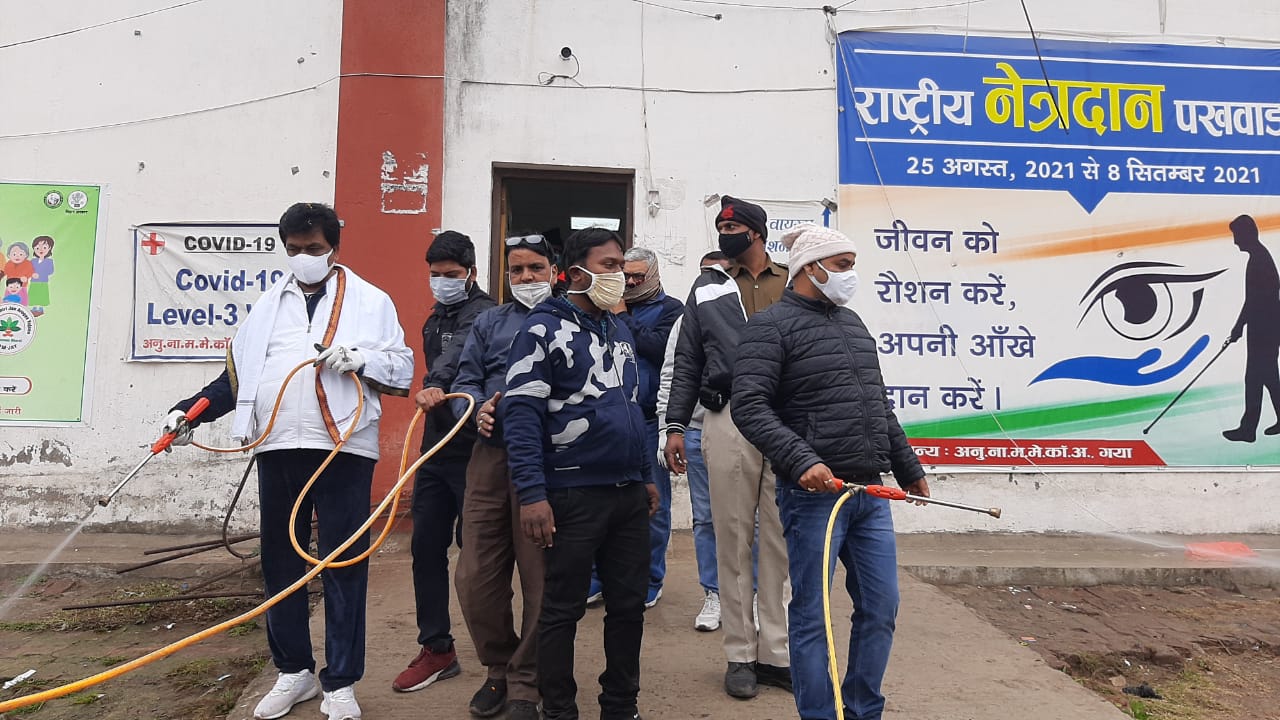 Mayor ne khud se hospital ko kia senetize