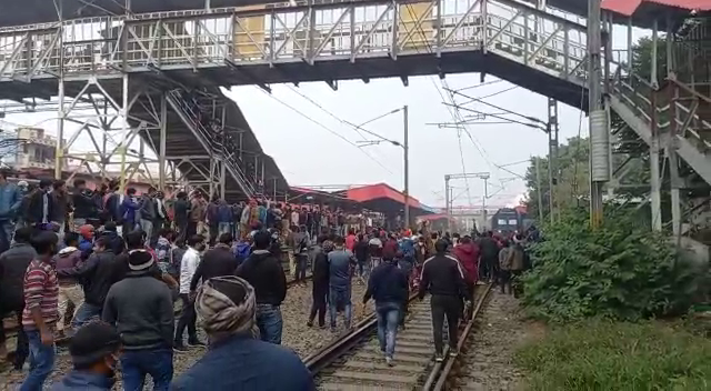 LATHI CHARGE KE BAAD TRAIN PARICHALAN HUA SURU