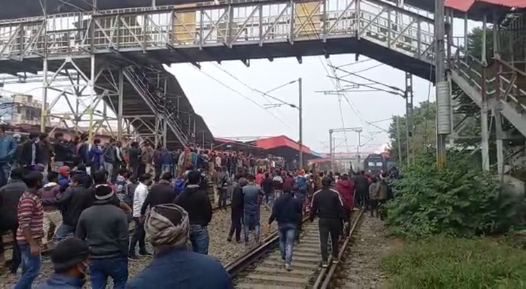 LATHI CHARGE KE BAAD TRAIN PARICHALAN HUA SURU
