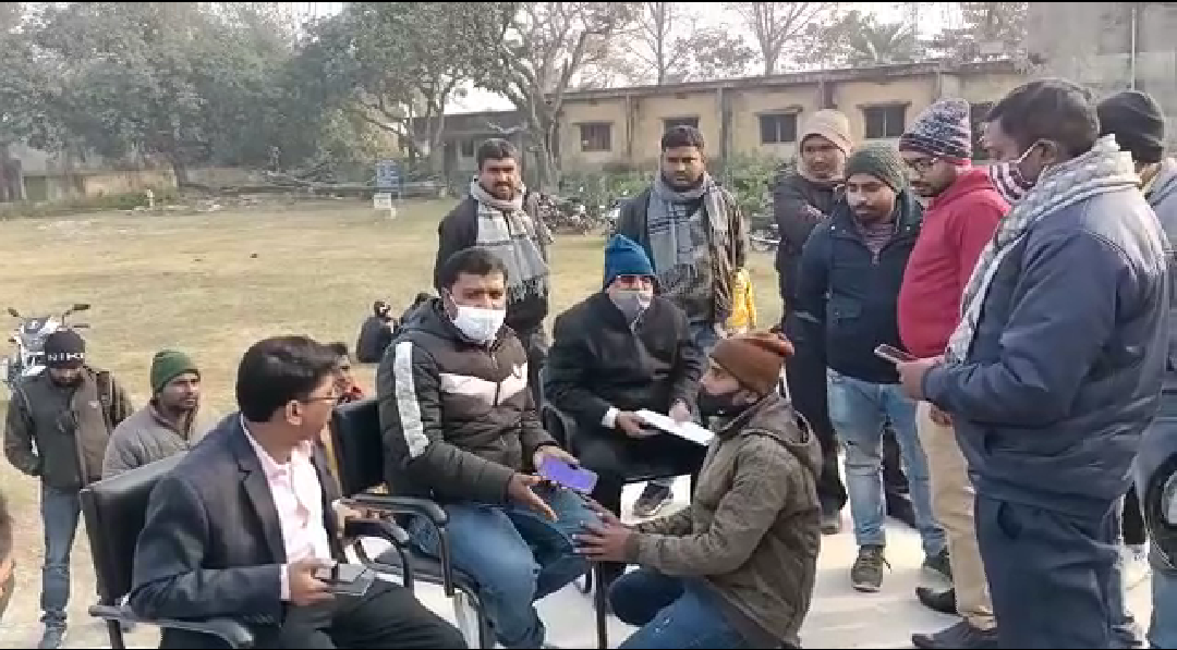 Shikshak abhyarthiyon ne lagai nyay ki guhar