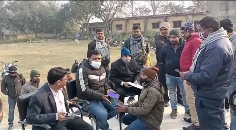 Shikshak abhyarthiyon ne lagai nyay ki guhar 
