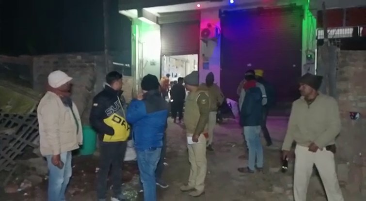 POLICE SATION SE KUCH HI DOORI PER 10 LAKH KI LOOT