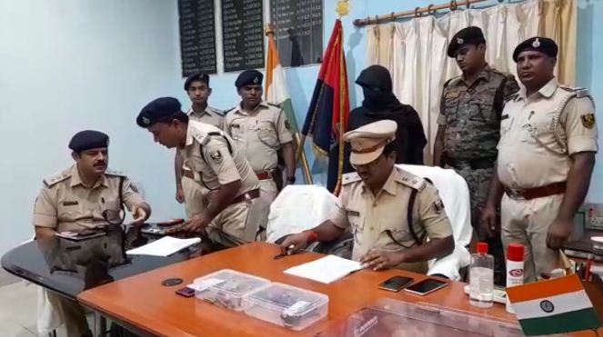 wanted apradhi chadha police ke hatthe 