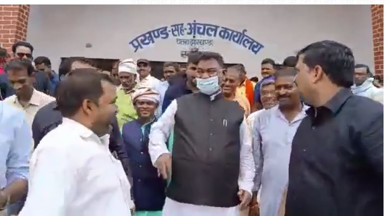 dhoto saari vitaran kaa huaa shubhaarambh 