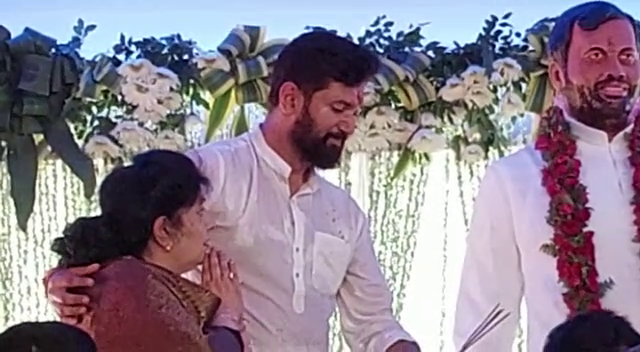 chirag paswan apne father ke murti ka anawarn karte hue khu roye.