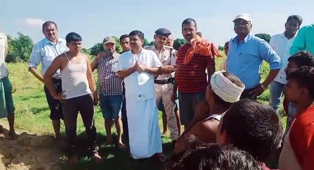 lungi pahne khet me pahuche DM sahab 