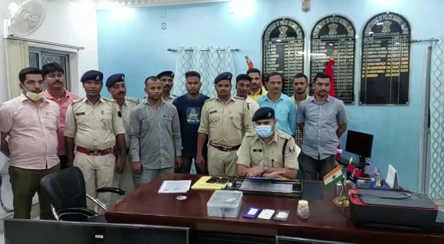 chori ke abhushan aur mobile ke saath three arrested