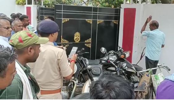 MADHEPURA ME EX MUKHIYA KE GHAR 15 LAKH KI DAKAITI.