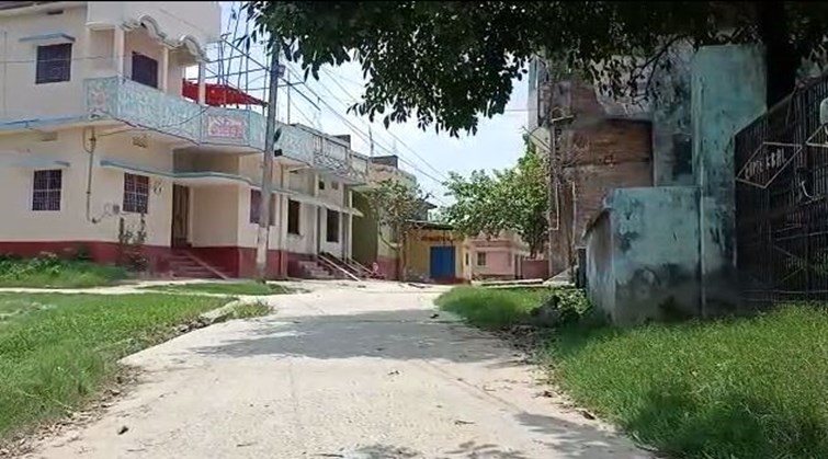ek gaon ke 53 gharon me latka tala 