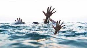 dubte dost ko bachane ke lie pani me laga di chalang.
