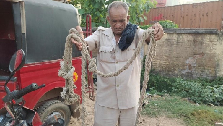ek ke baad ek three bandi hua farar.
