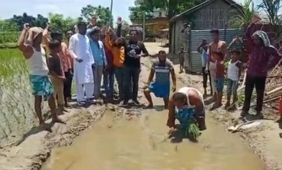 sadak par dhan ropkar pradarshan 