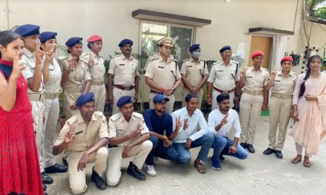 9 sipahiyon ne lagai lambi chhalang ban gye daroga 